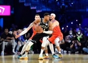 开云体育中国官网-灰熊连胜收官，雄鹿队遭遇连败