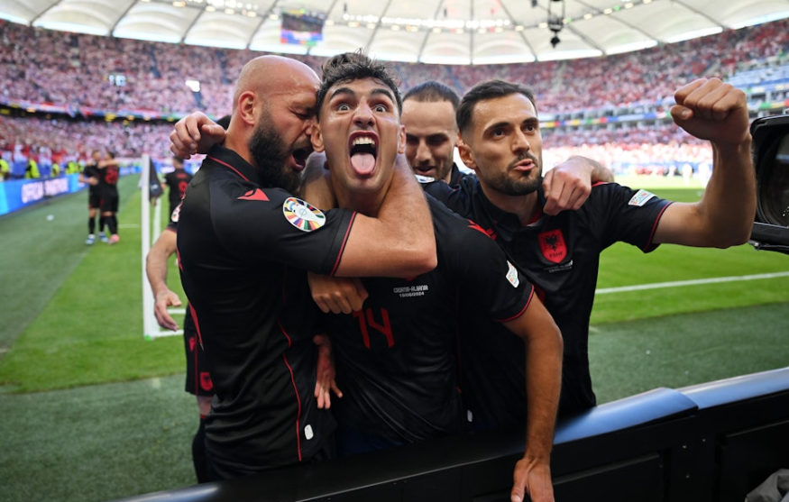 丹麦鏖战那不勒斯，奥亚尔萨瓦尔统治全场