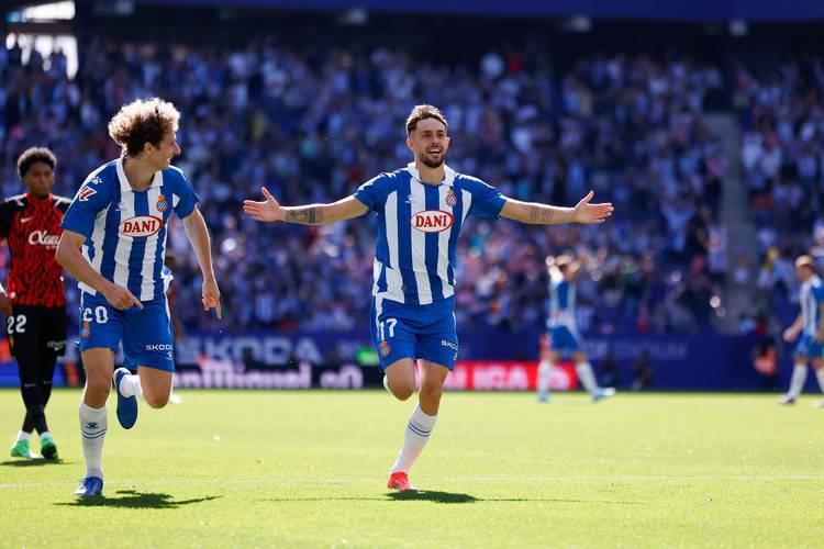 包含沃特福德客场大胜，摆脱降级魔咒的词条