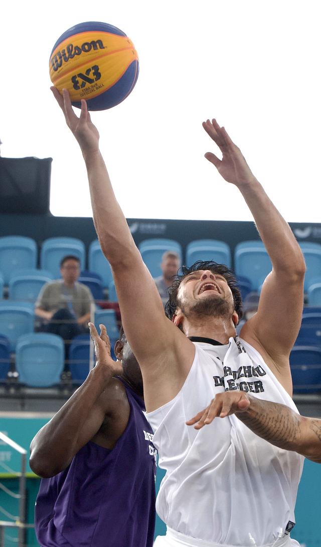 激烈角逐中的胜负，双方鏖战不下