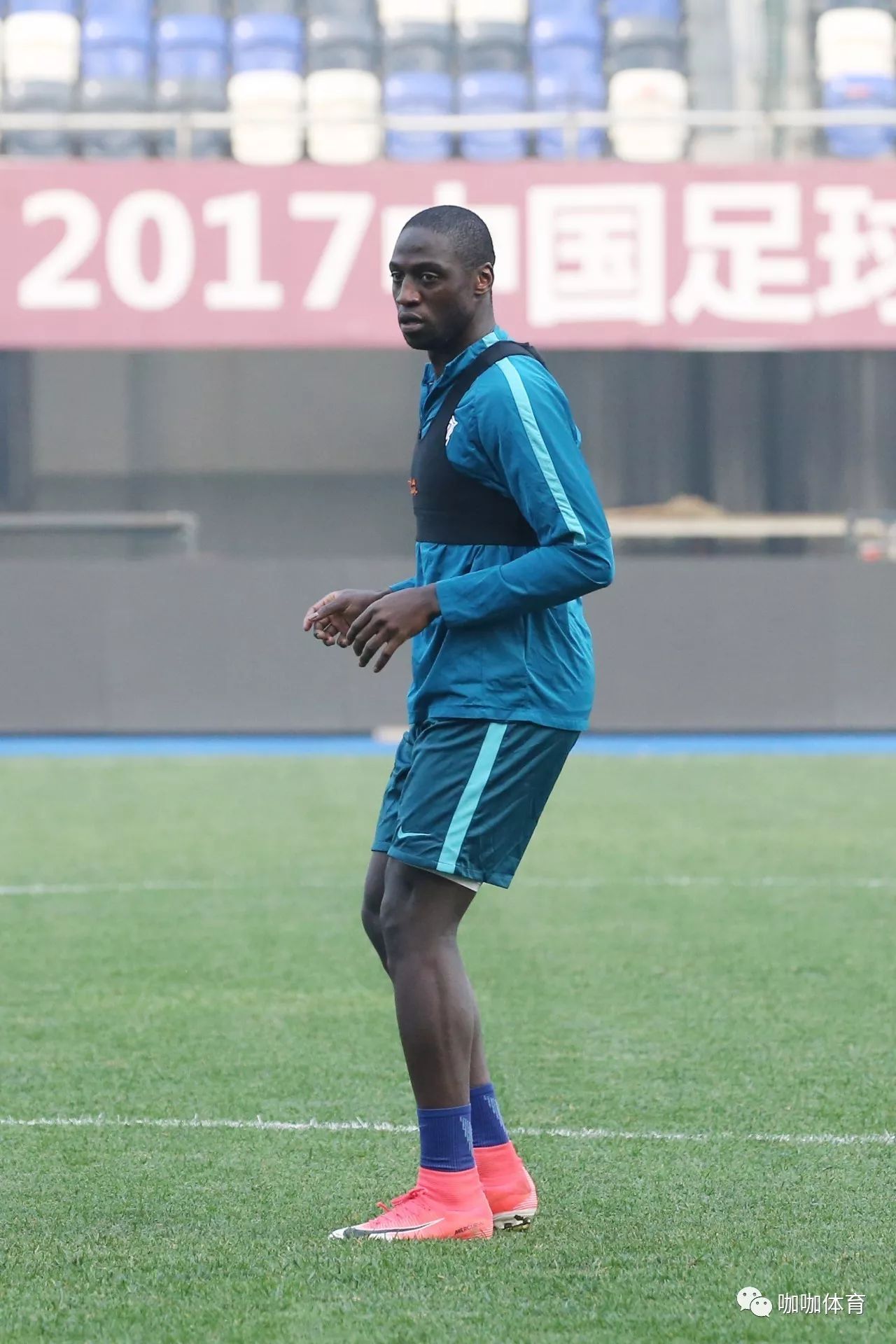 包含比尔巴鄂主教练赞赏球员表现，力挺胜利的词条