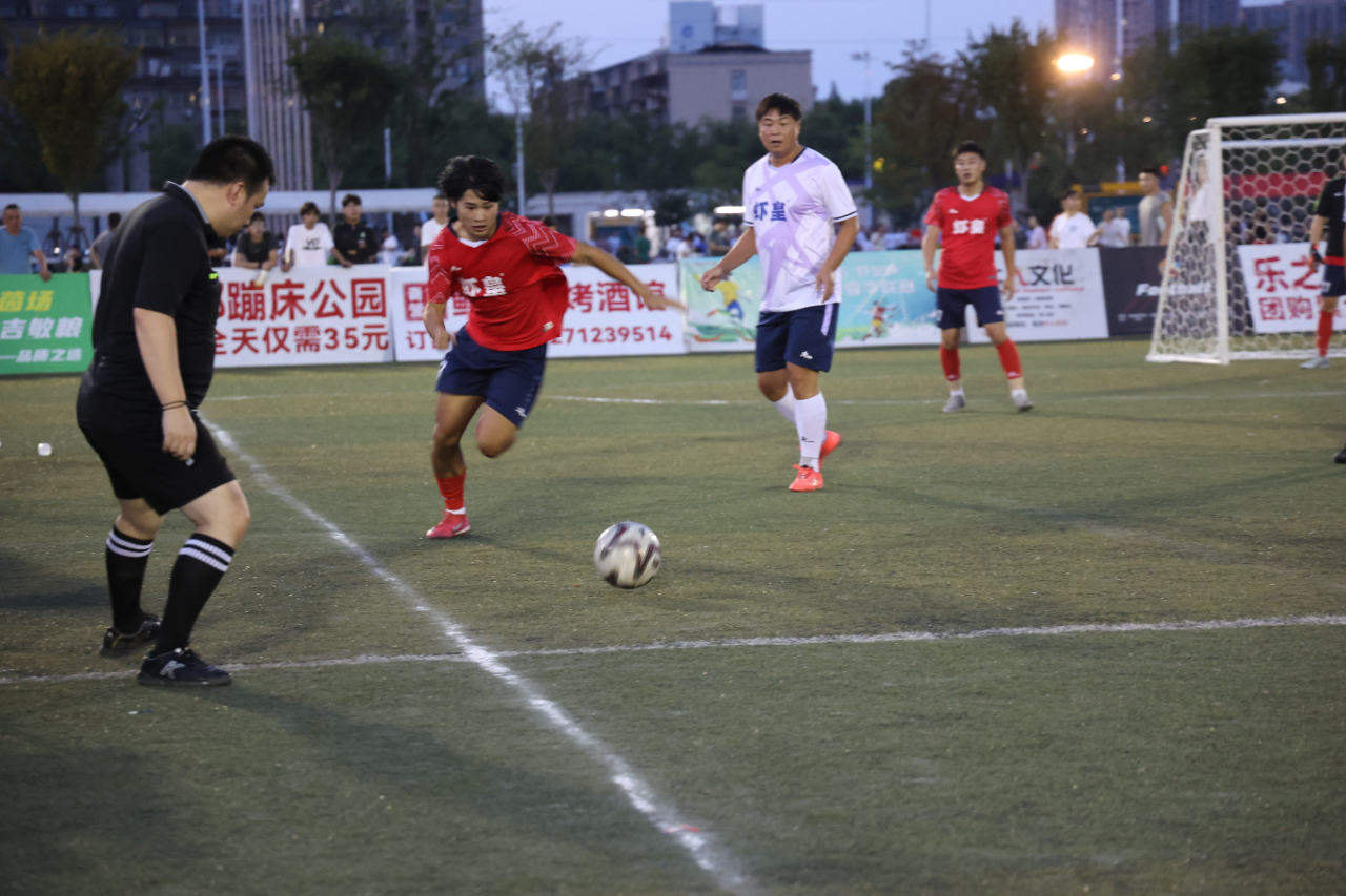 包含国内顶尖足球联赛擂响战鼓，球员们全力争夺胜利的词条