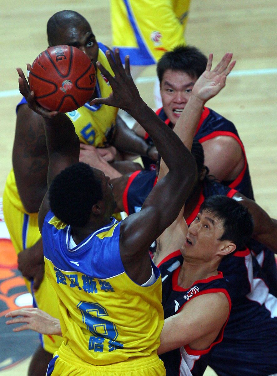 中国篮球联赛中多名球员在比赛中受伤