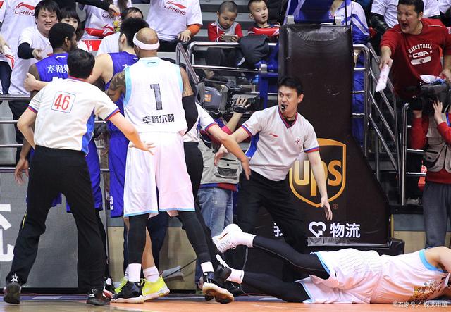 中国篮球联赛中多名球员在比赛中受伤