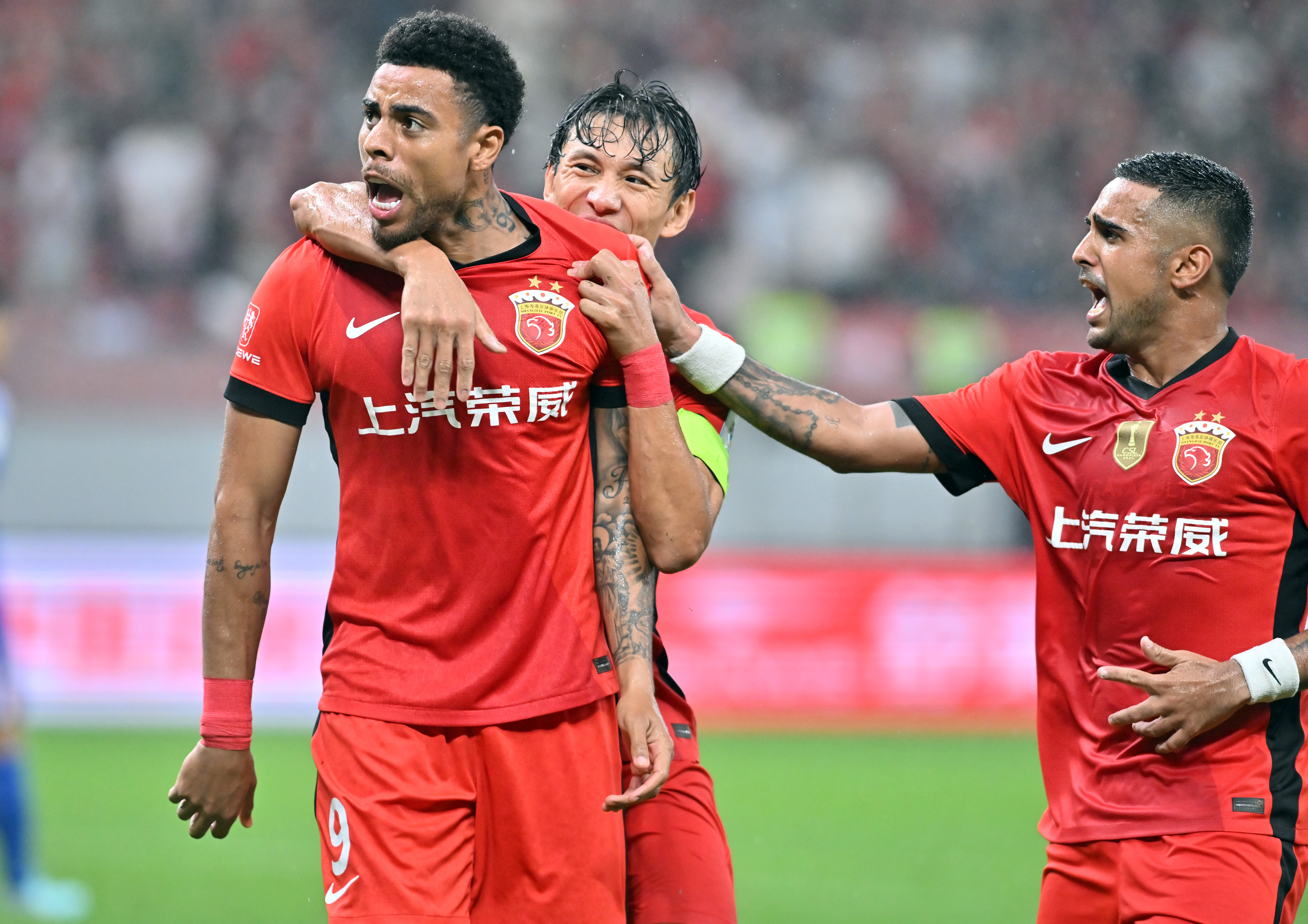 上海申花逆袭上海上港，牢牢把握中超榜首位置的简单介绍