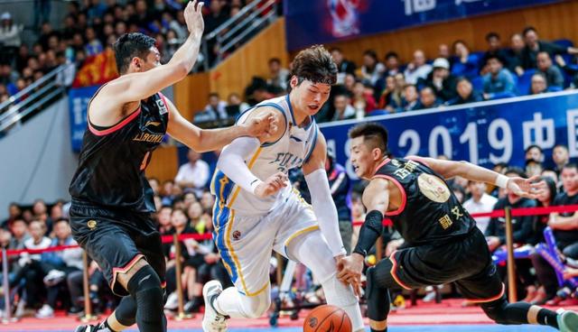 福建外援奉献感人表现，帮助球队赢得宝贵三分的简单介绍