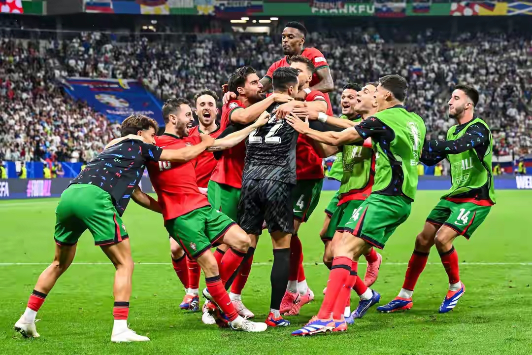 足球比赛中，多支球队奋力拼搏，力争胜出的简单介绍