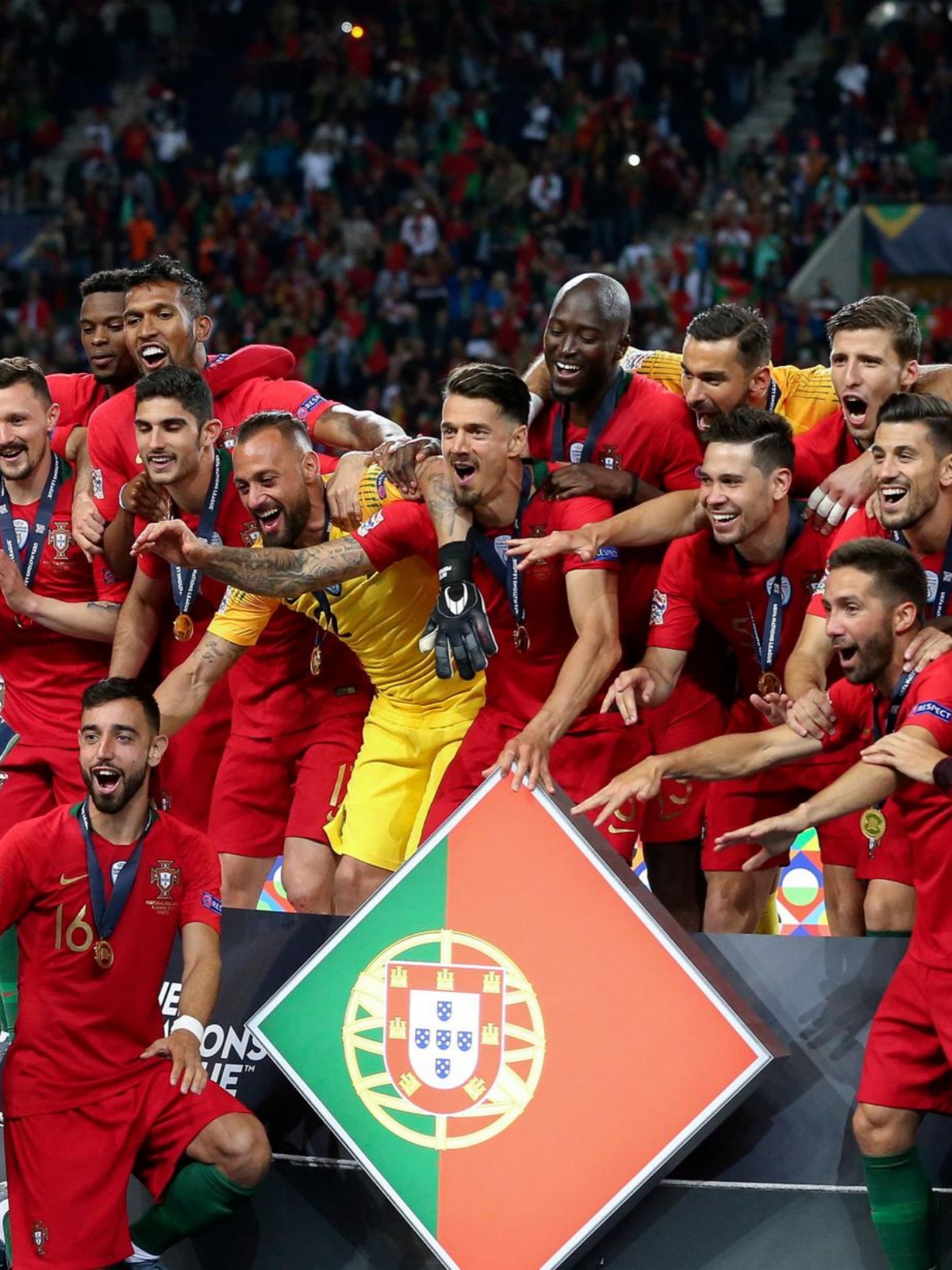 足球比赛中，多支球队奋力拼搏，力争胜出的简单介绍