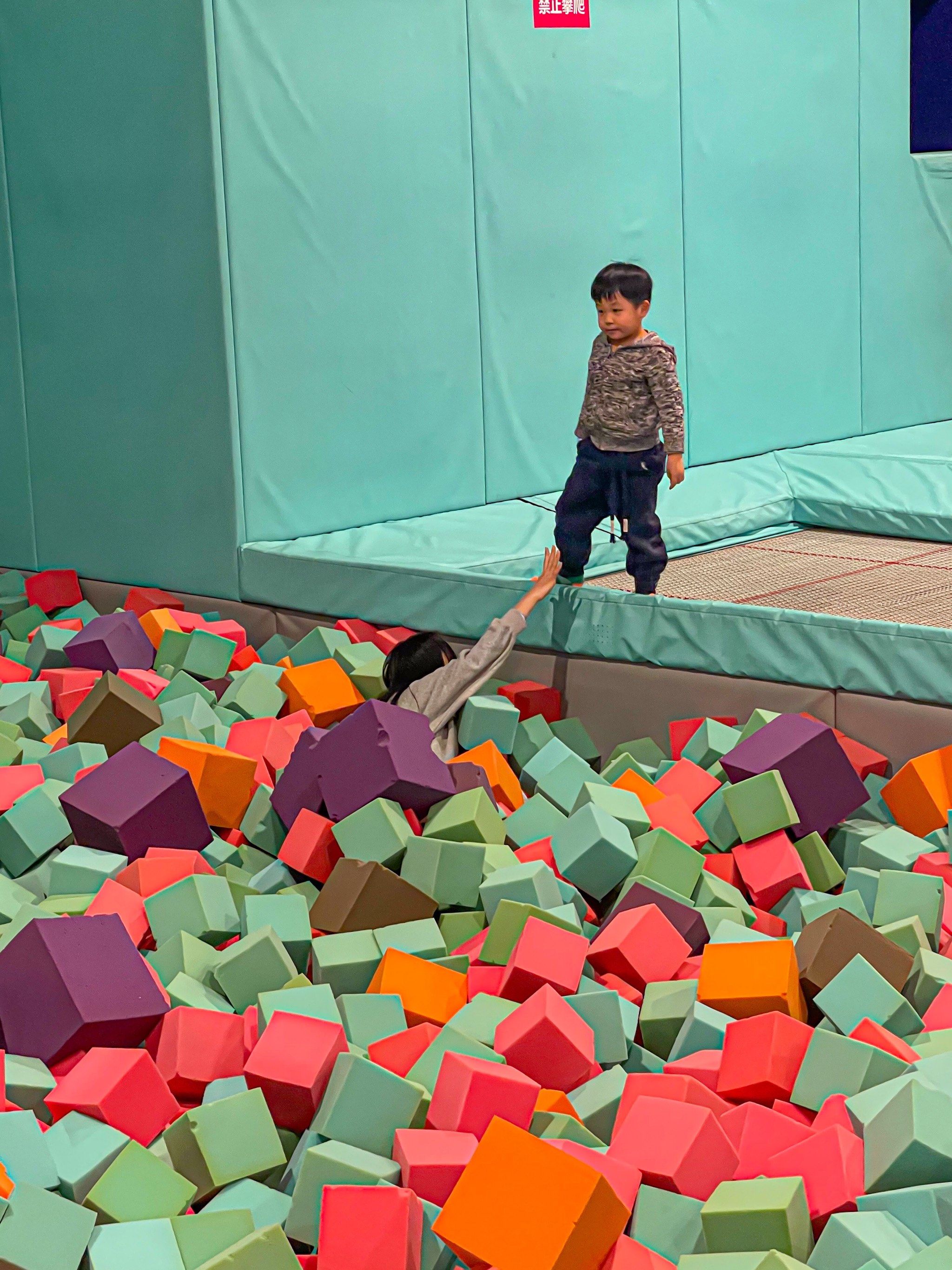 蹦床表演带来惊险刺激的场面