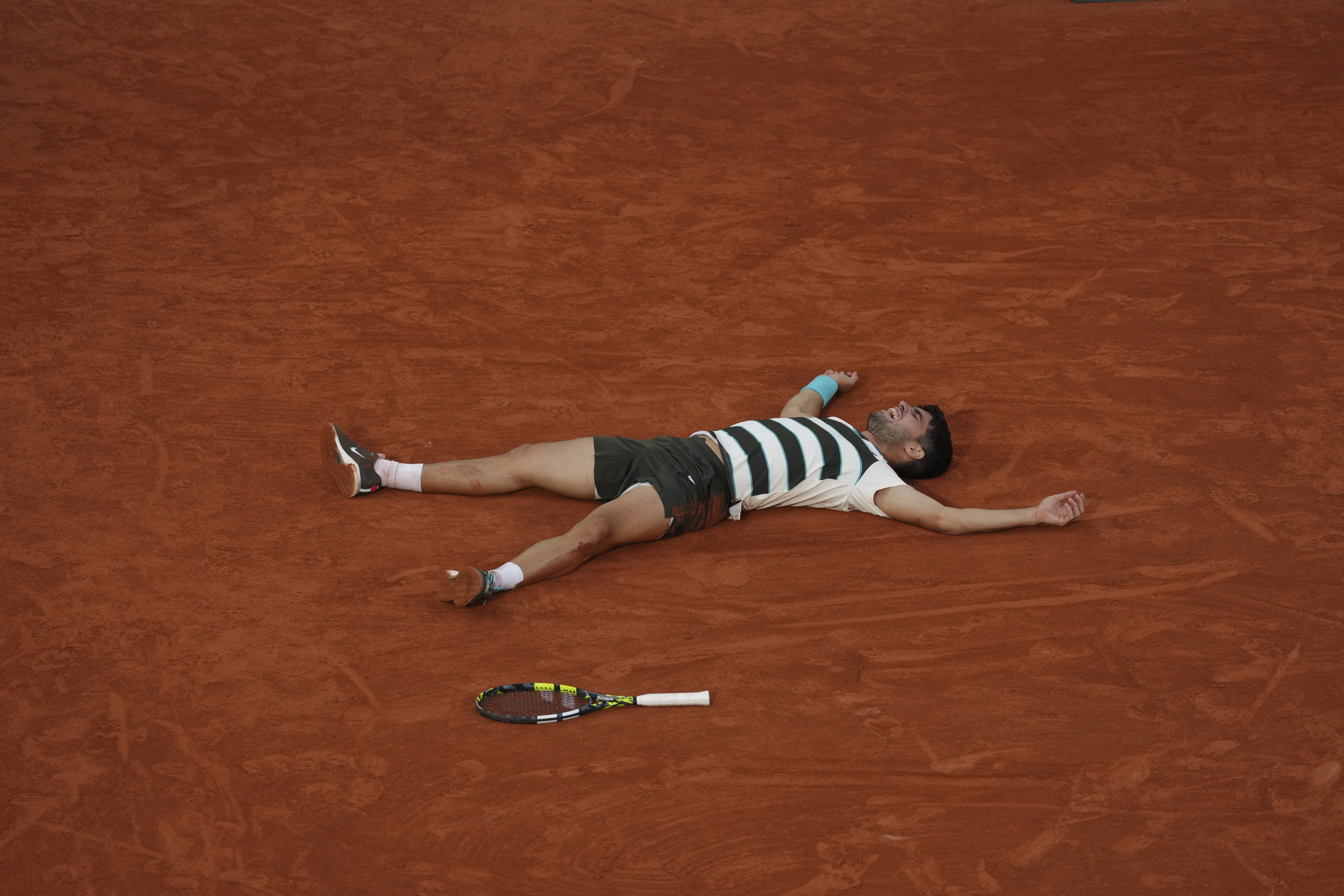 包含法国网球队轻取世界网球队，阿尔卡拉斯打破历史纪录的词条