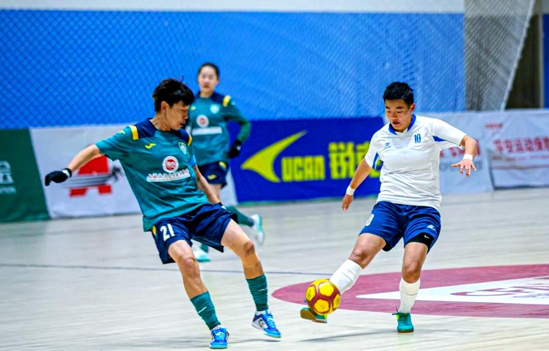 足球比赛中，女子竞技队伍展现实力